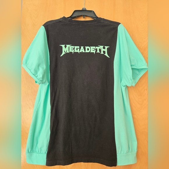 Upcycled Megadeth Metal Rock Band Skull Graphic Concert Shirt - Picture 2 of 2